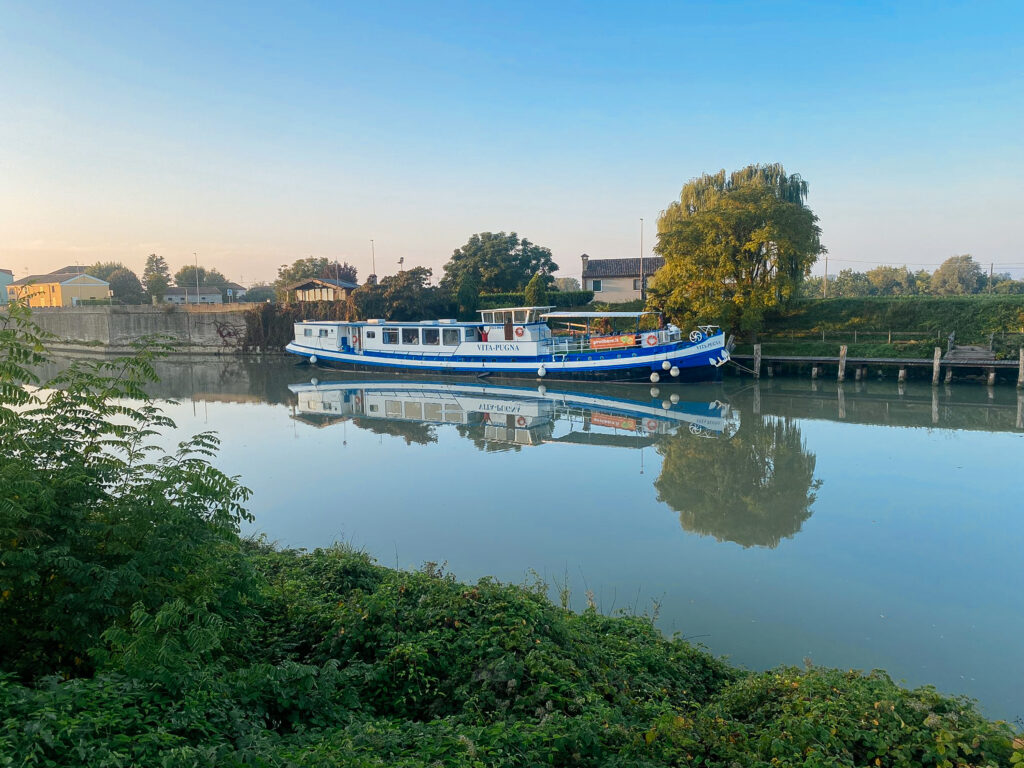 Boating along the river, cycling and boating holidays from Mantua to Venice