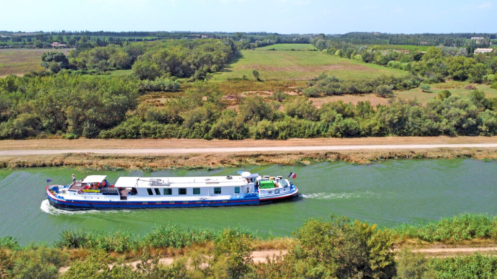 Boat Girolibero river cruising, France, Provence and Camargue, group travel by boat and bike